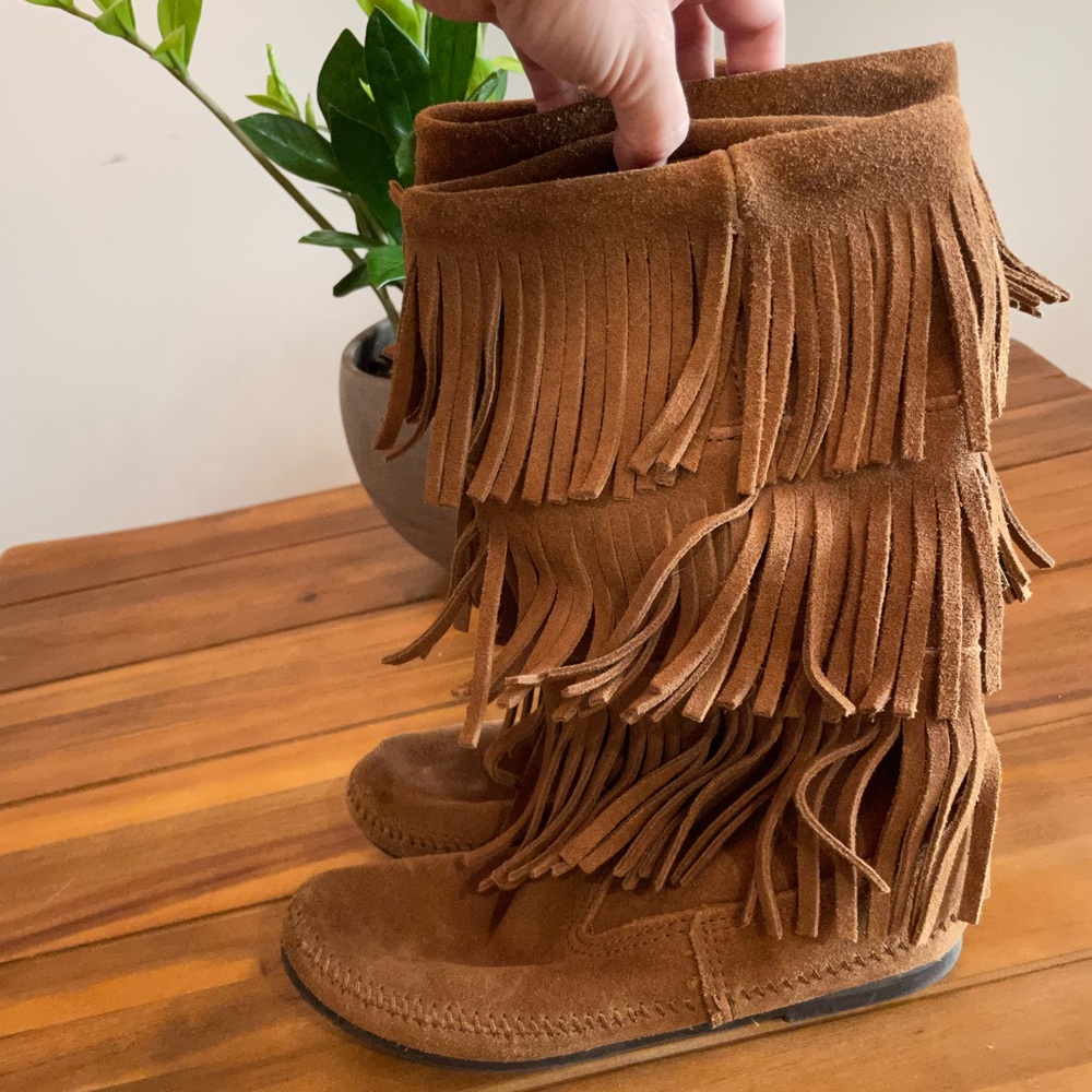 Minnetonka fringe moccasin boots size 8